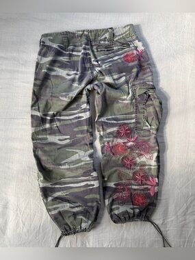 Vintage Y2K Express Low Rise Baggy Camo Cargo Capris Floral Embroidery